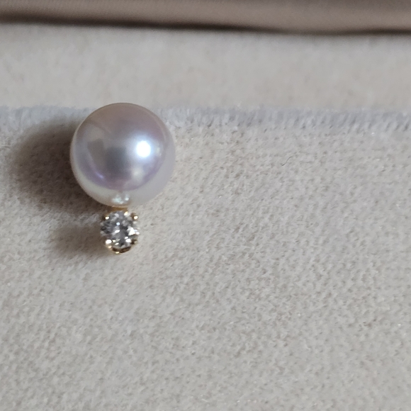 Elegant Pearl and Gold Stud Earrings - Picture 2 of 6